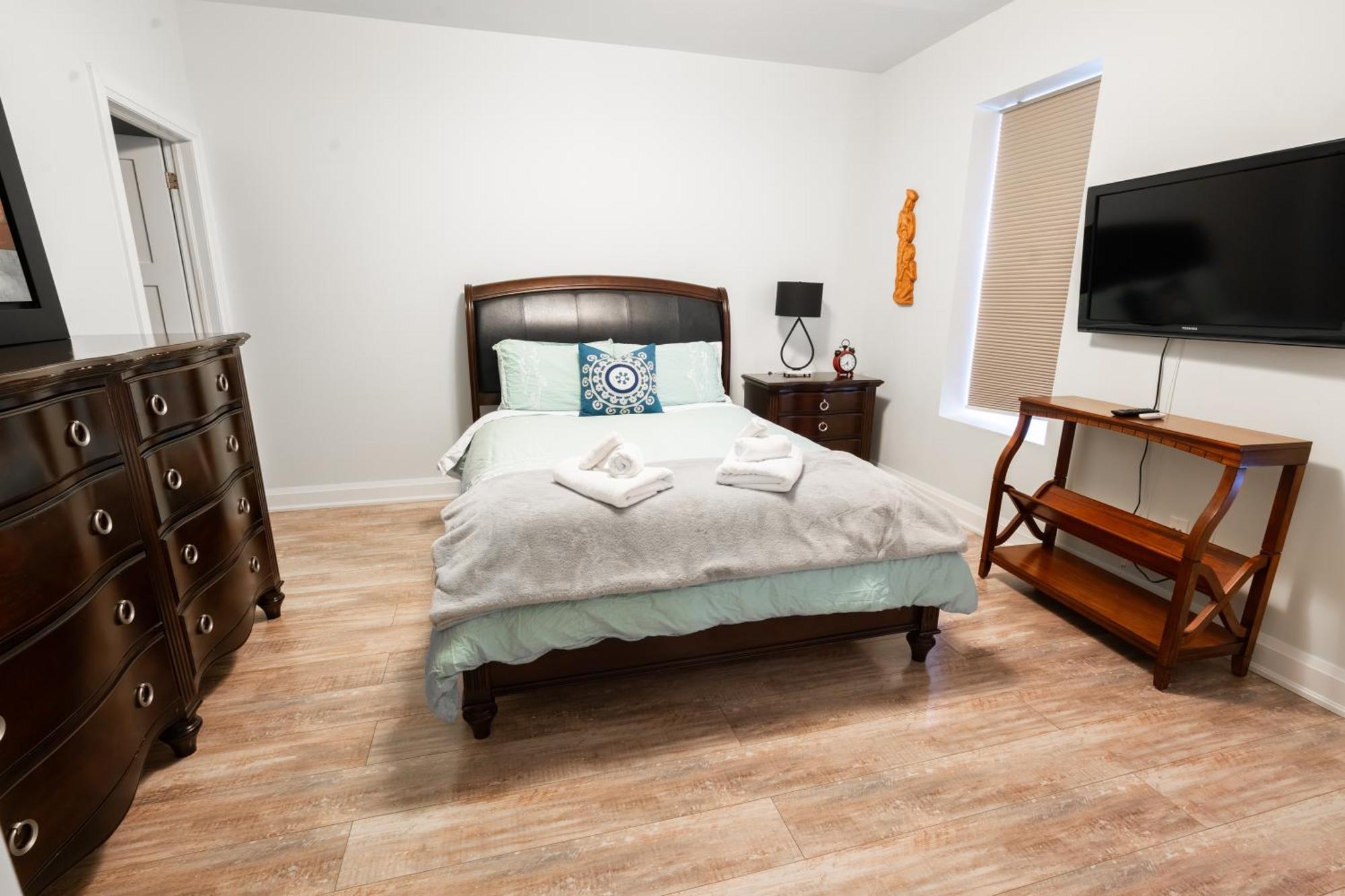 Spacious 3 Bedroom Apartment In Heart Of Niagara Thorold ภายนอก รูปภาพ