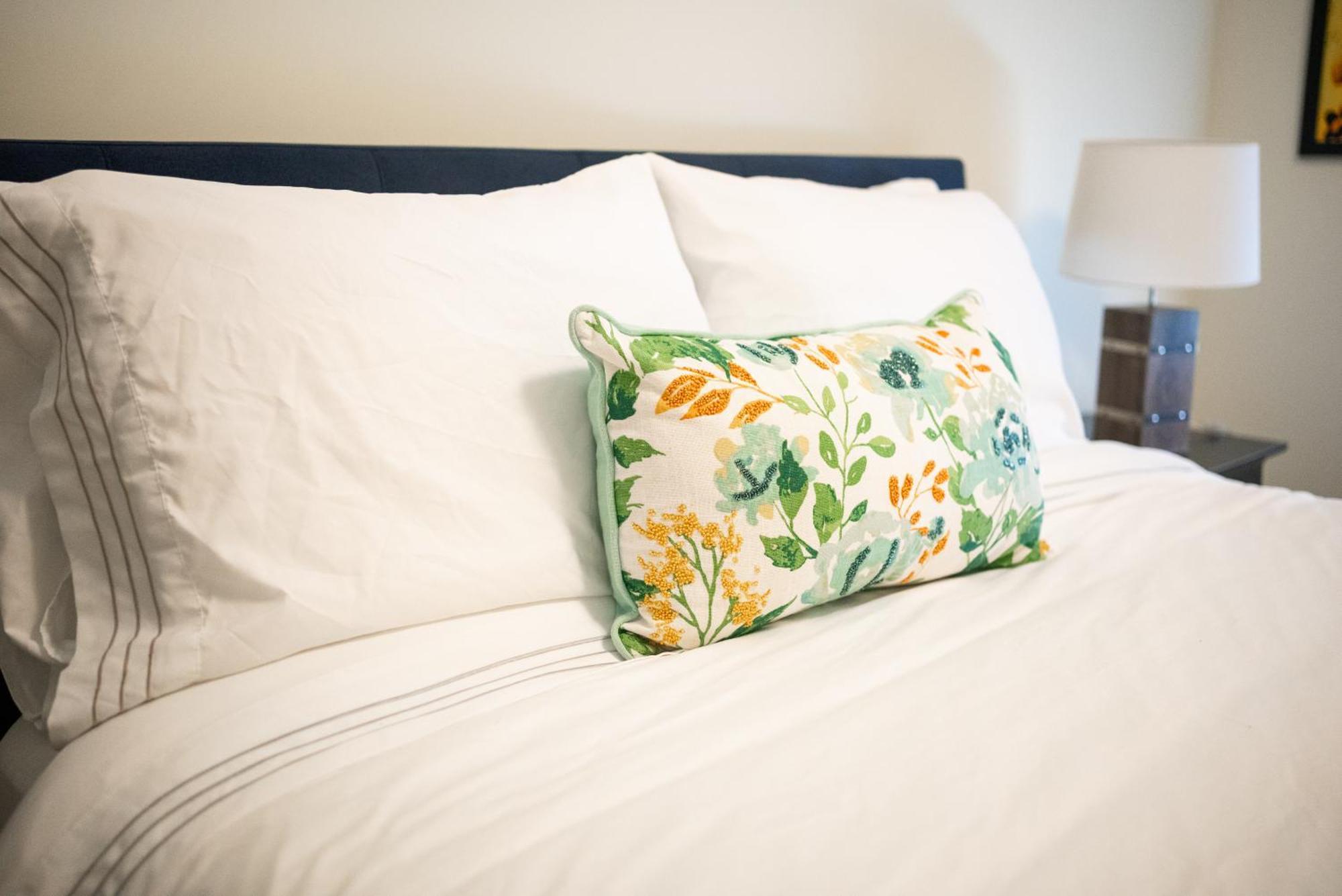 Spacious 3 Bedroom Apartment In Heart Of Niagara Thorold ภายนอก รูปภาพ