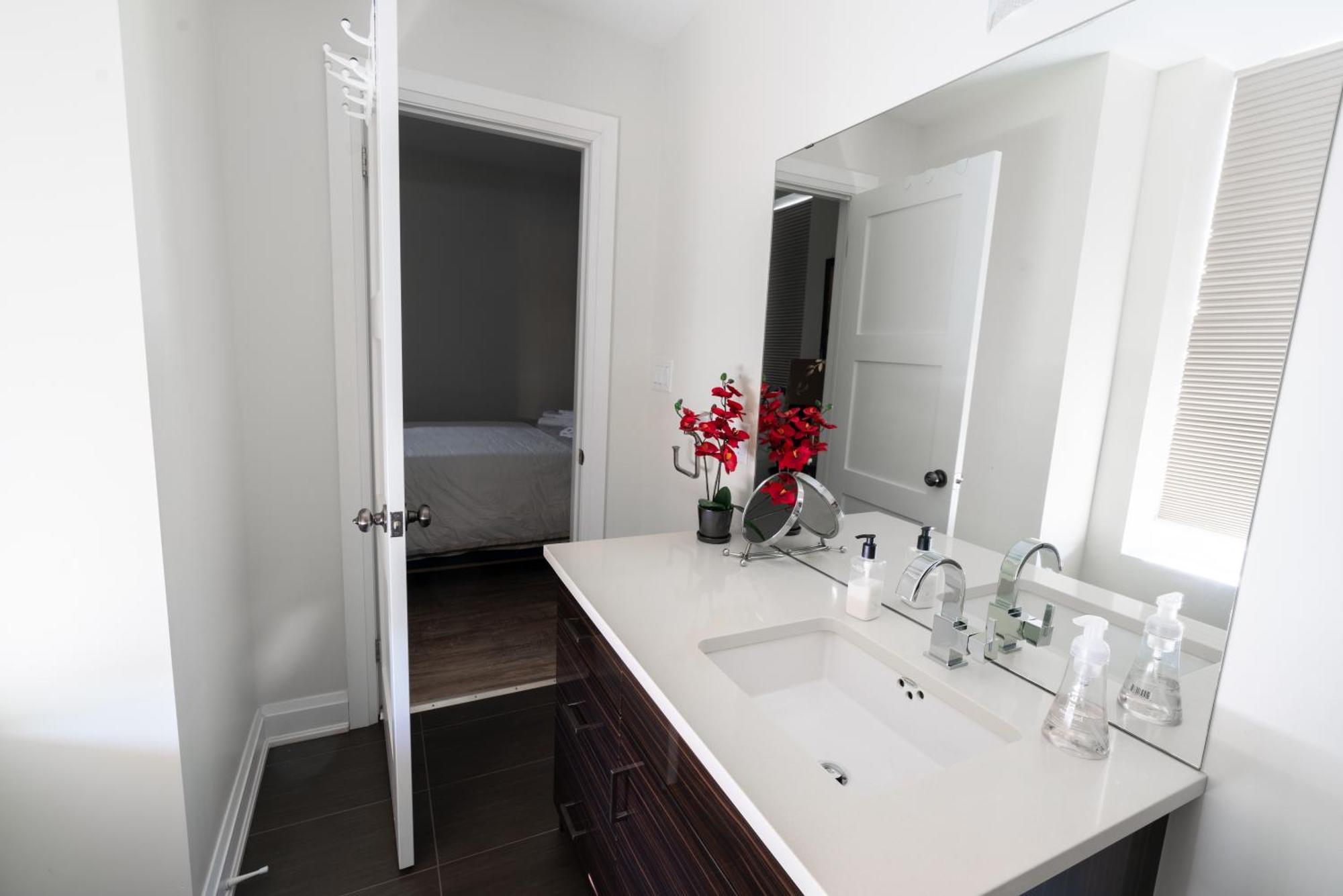Spacious 3 Bedroom Apartment In Heart Of Niagara Thorold ภายนอก รูปภาพ