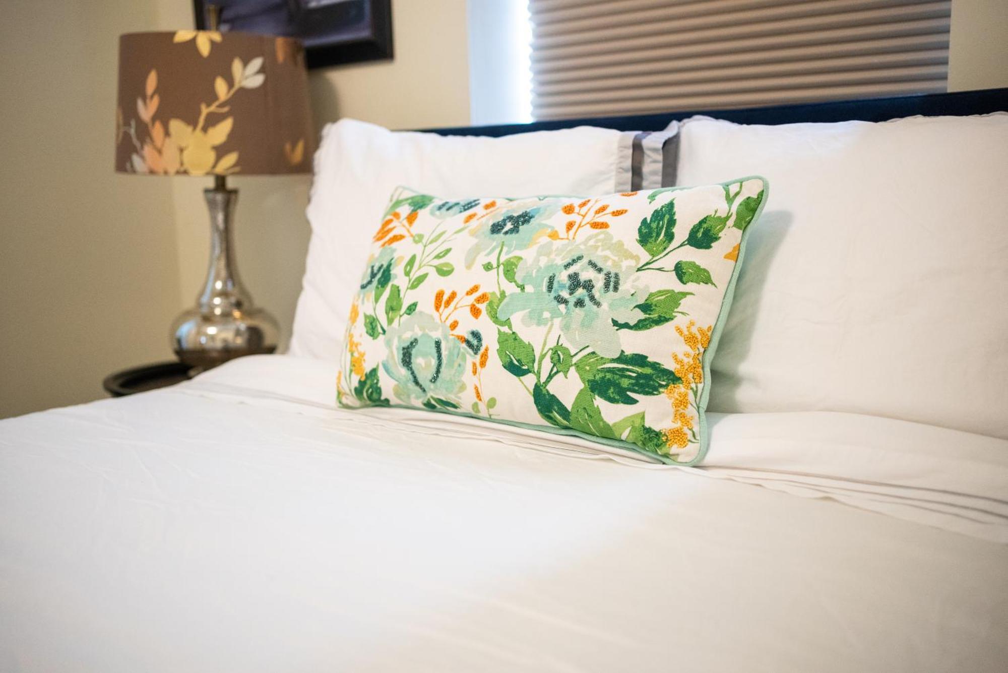 Spacious 3 Bedroom Apartment In Heart Of Niagara Thorold ภายนอก รูปภาพ