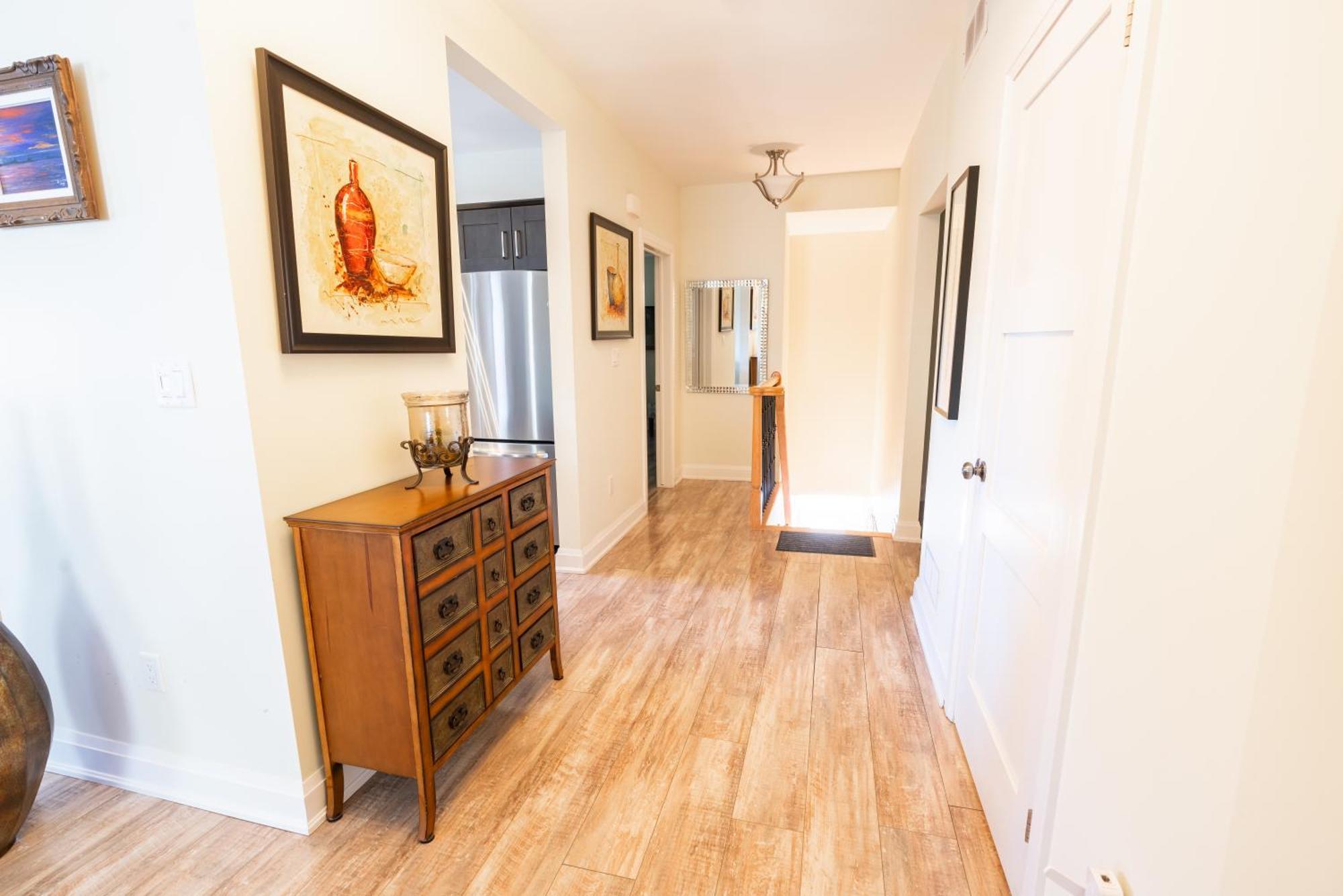 Spacious 3 Bedroom Apartment In Heart Of Niagara Thorold ภายนอก รูปภาพ