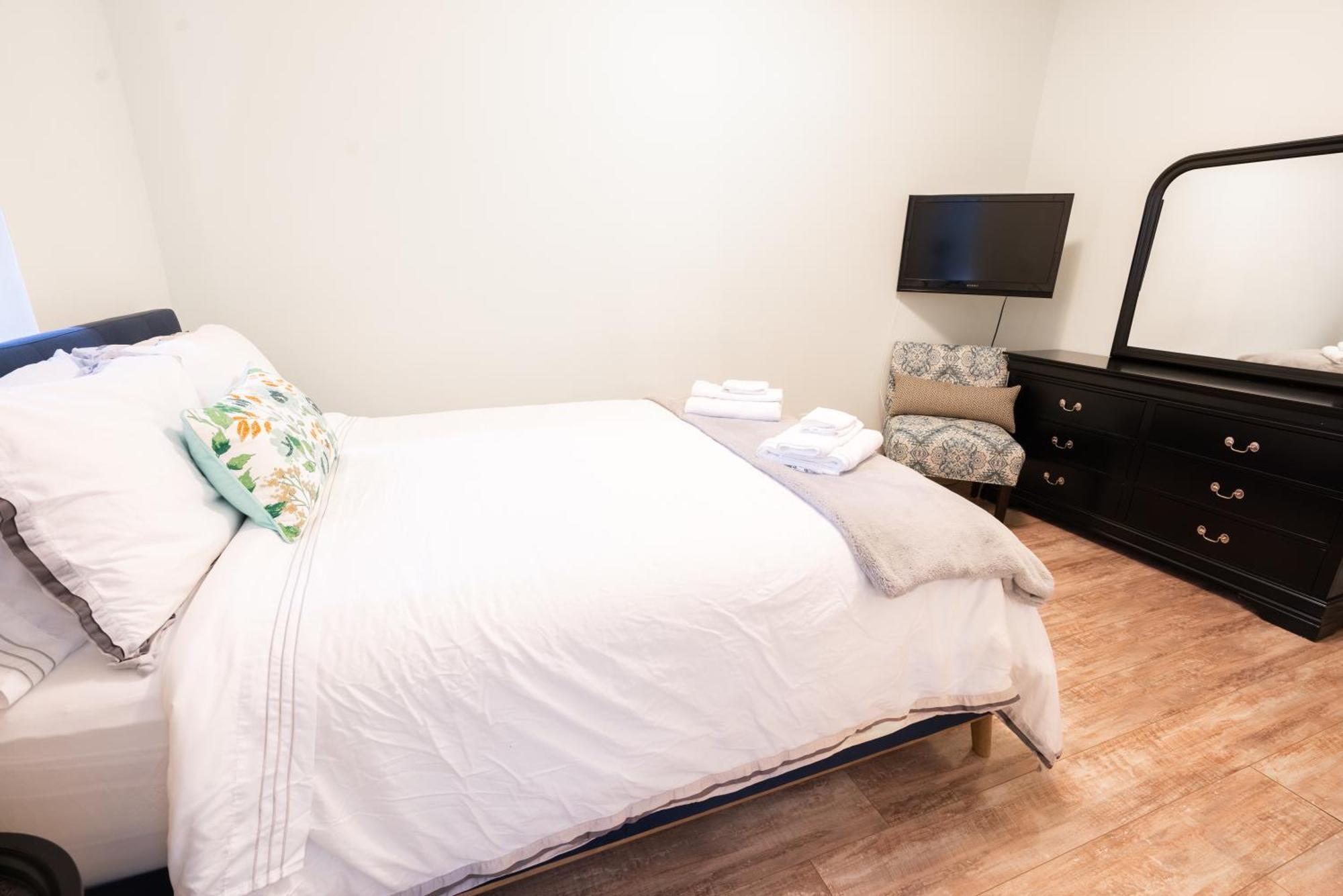 Spacious 3 Bedroom Apartment In Heart Of Niagara Thorold ภายนอก รูปภาพ