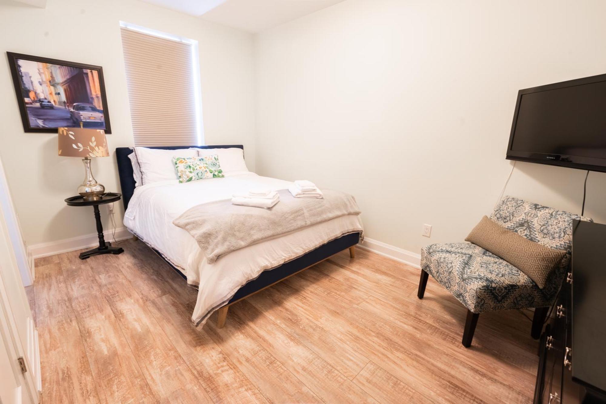 Spacious 3 Bedroom Apartment In Heart Of Niagara Thorold ภายนอก รูปภาพ
